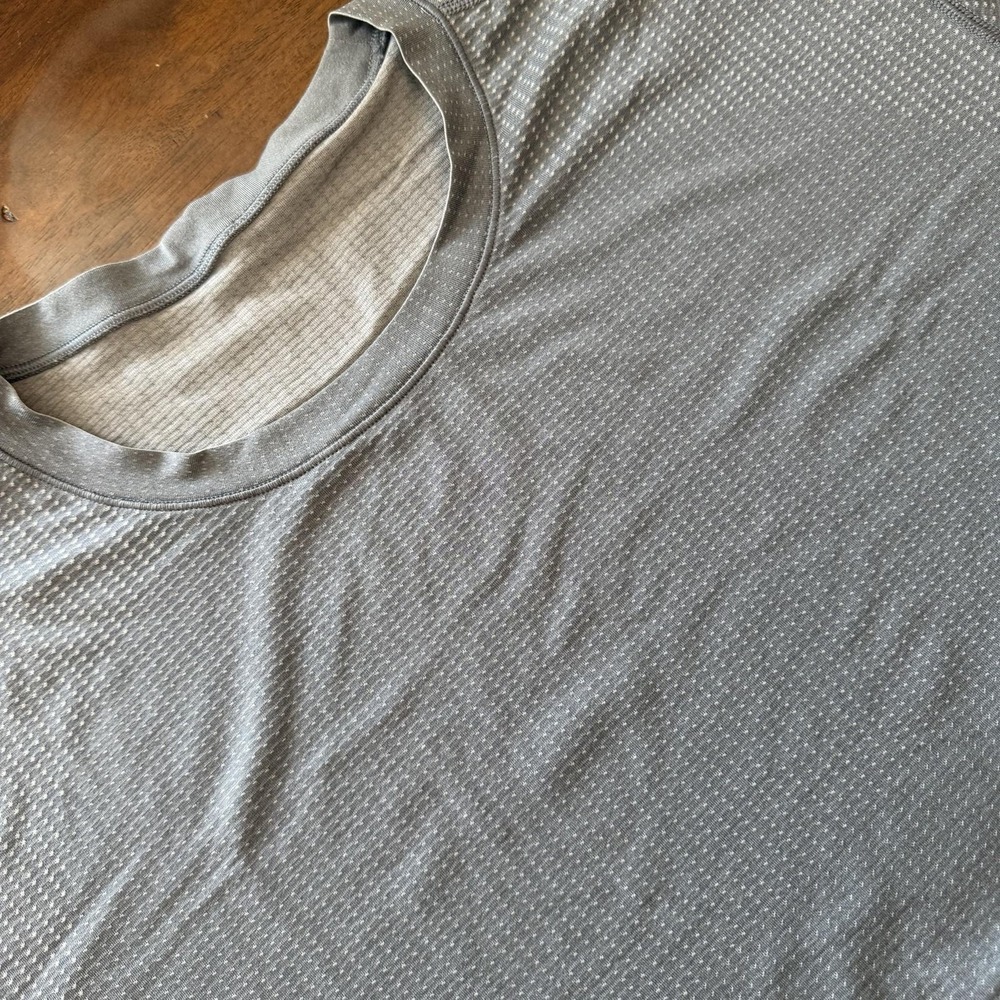 Lululemon Shirt Mens 2XL Gray Short Sleeve Performance Athletic Tee Polka Dot